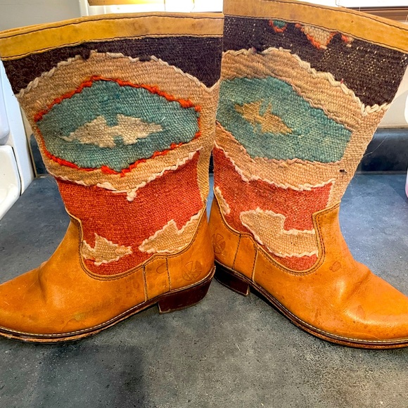 Kindred Spirit Kilim rug and leather boots. - Picture 7 of 9